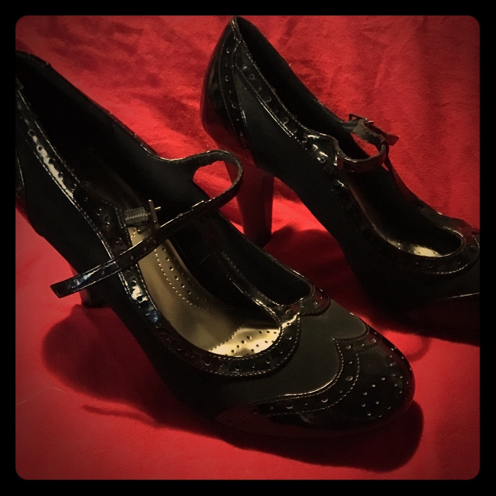 Cute low black heels.